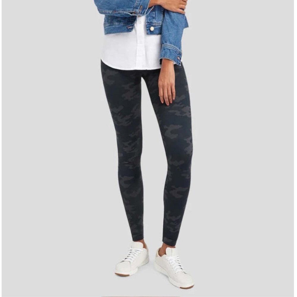 SPANX FAUX LEATHER CAMO LEGGINGS - BLACK CAMO